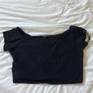 Tight-fitting crop top tee